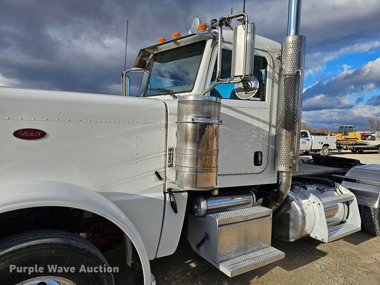 image for item KG9526 2016 Peterbilt 389  semi truck