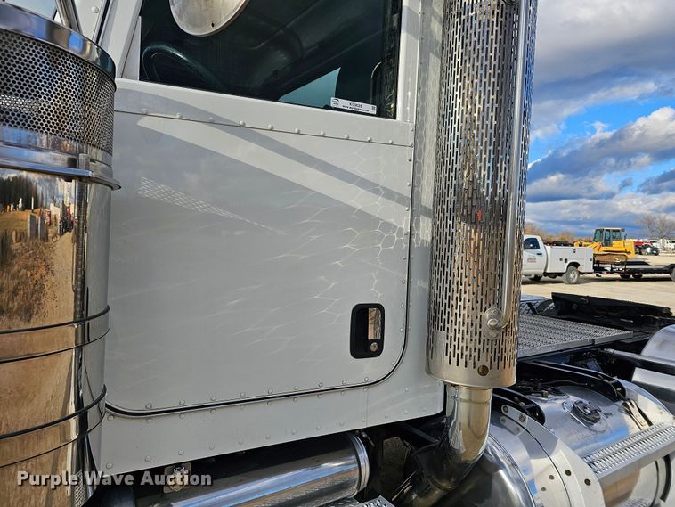 image for item KG9526 2016 Peterbilt 389  semi truck