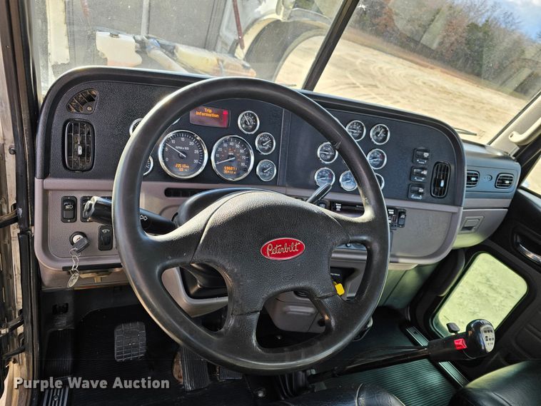 image for item KG9526 2016 Peterbilt 389  semi truck