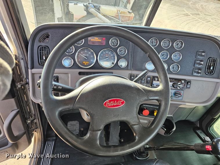 image for item KG9526 2016 Peterbilt 389  semi truck