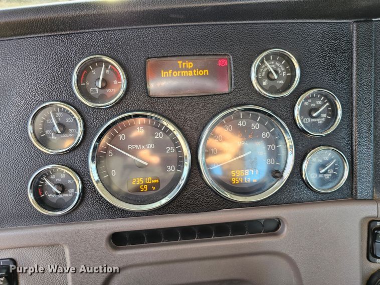 image for item KG9526 2016 Peterbilt 389  semi truck