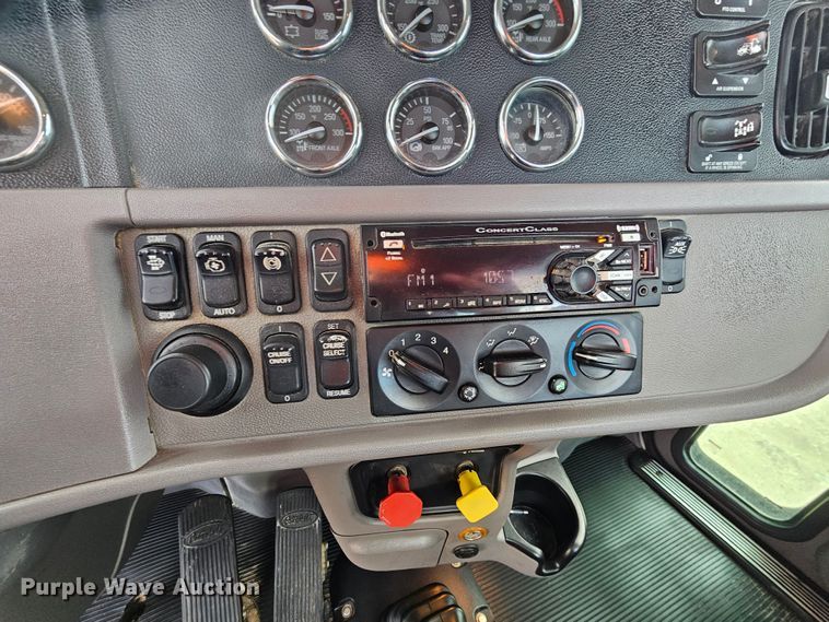 image for item KG9526 2016 Peterbilt 389  semi truck