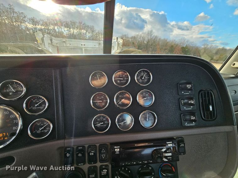 image for item KG9526 2016 Peterbilt 389  semi truck
