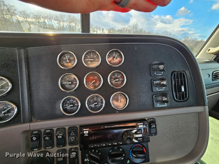 image for item KG9526 2016 Peterbilt 389  semi truck
