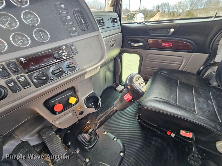 image for item KG9526 2016 Peterbilt 389  semi truck