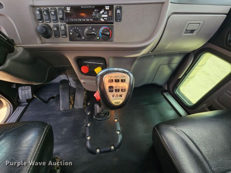 image for item KG9526 2016 Peterbilt 389  semi truck