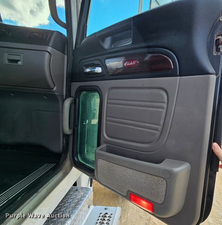 image for item KG9526 2016 Peterbilt 389  semi truck