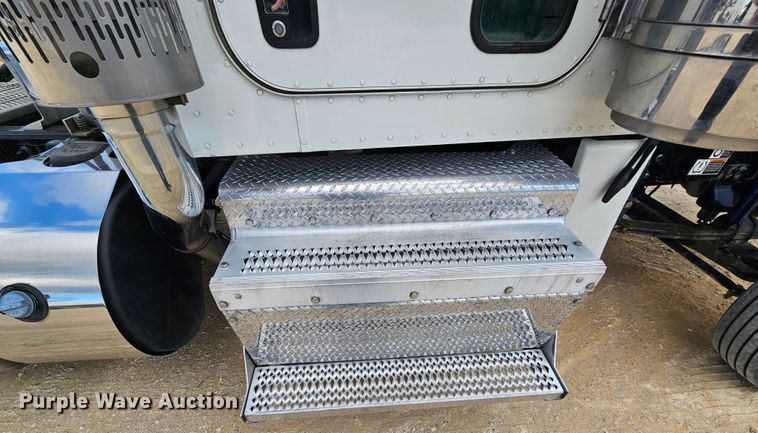 image for item KG9526 2016 Peterbilt 389  semi truck