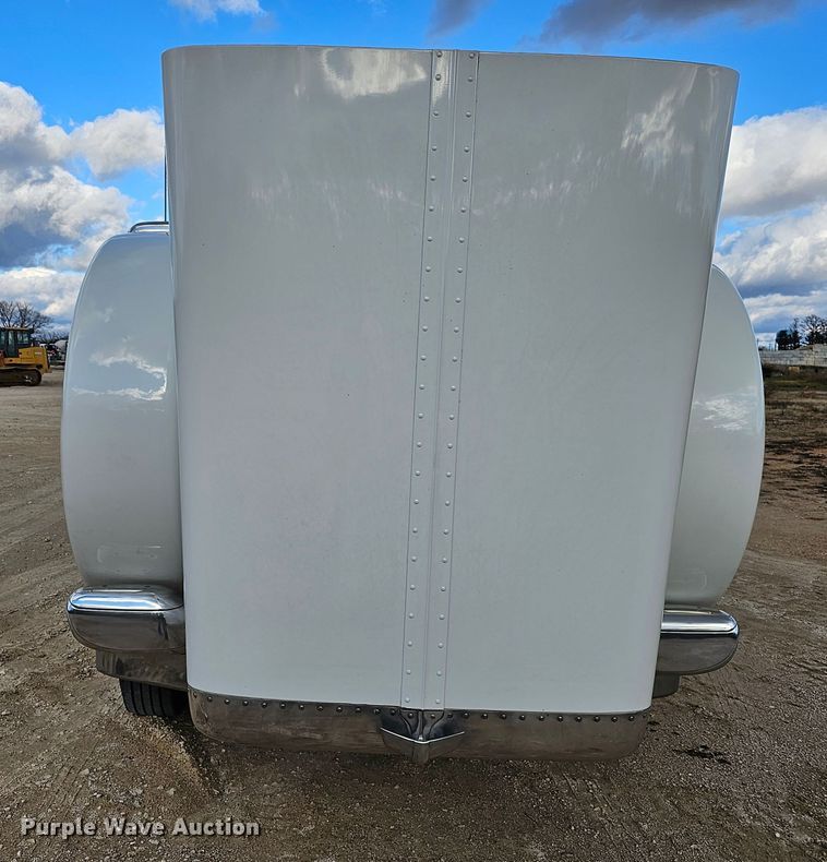 image for item KG9526 2016 Peterbilt 389  semi truck
