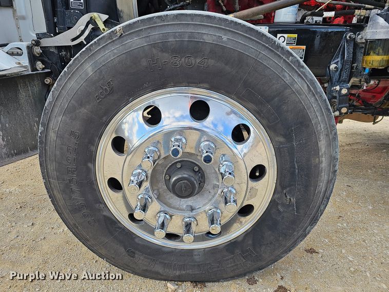 image for item KG9526 2016 Peterbilt 389  semi truck