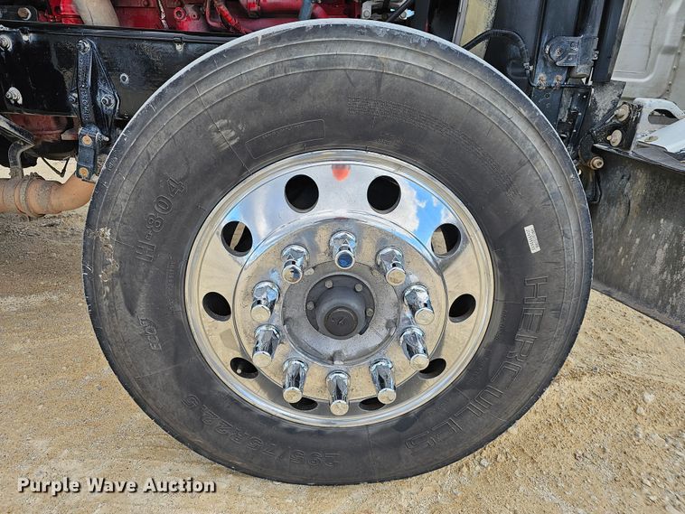 image for item KG9526 2016 Peterbilt 389  semi truck