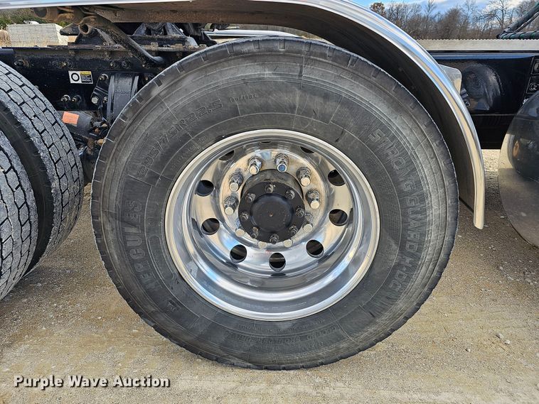 image for item KG9526 2016 Peterbilt 389  semi truck
