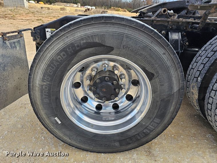 image for item KG9526 2016 Peterbilt 389  semi truck