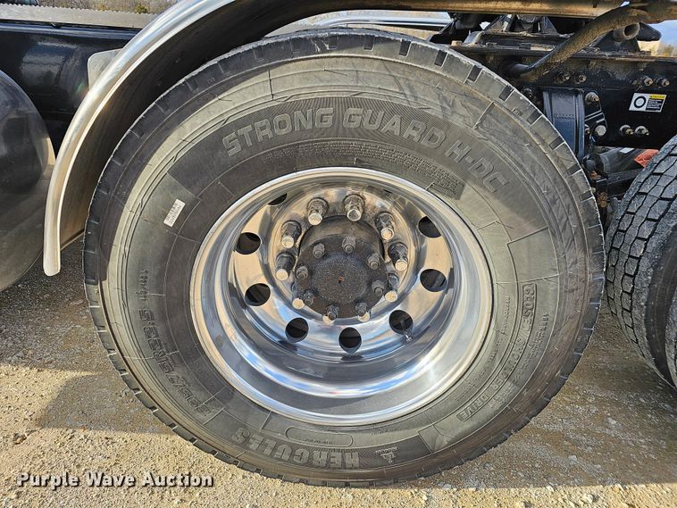 image for item KG9526 2016 Peterbilt 389  semi truck