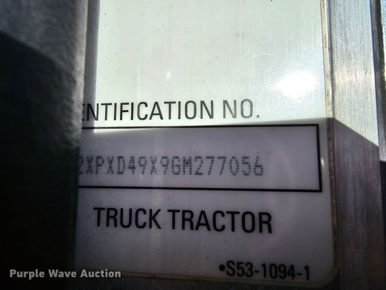 image for item KG9526 2016 Peterbilt 389  semi truck