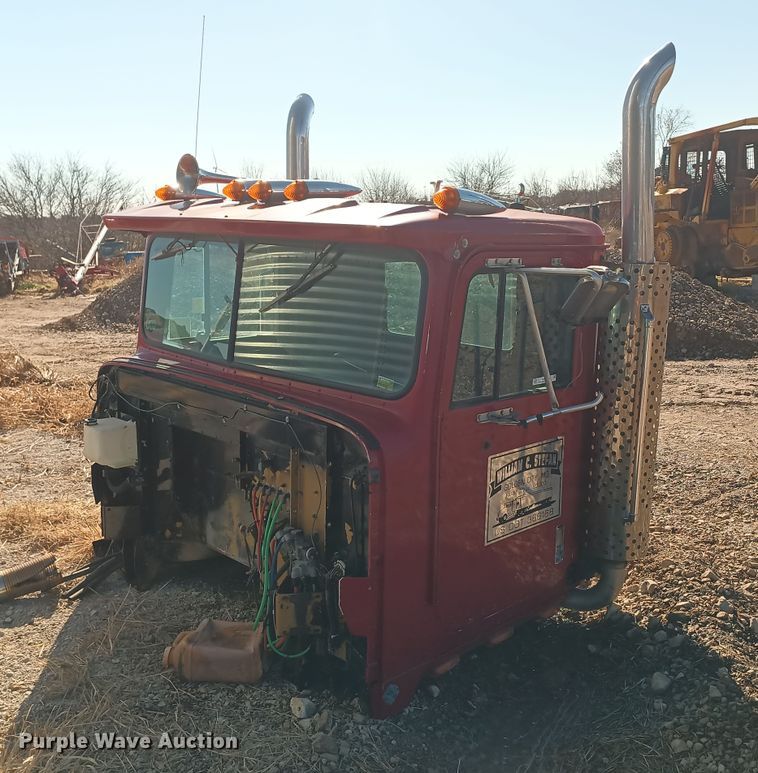 image for item KG9561 International  cab and hood