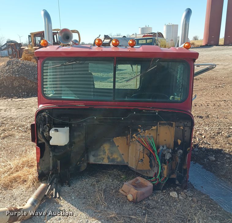 image for item KG9561 International  cab and hood