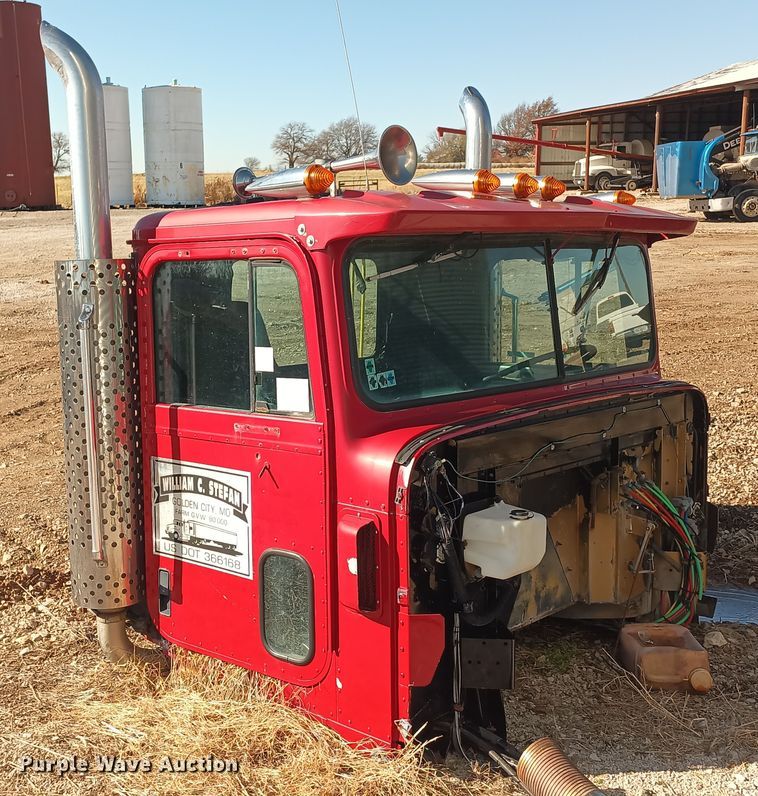 image for item KG9561 International  cab and hood