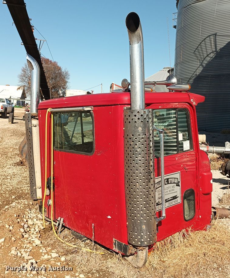 image for item KG9561 International  cab and hood