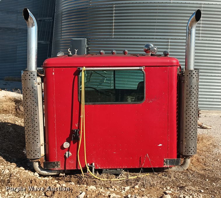 image for item KG9561 International  cab and hood