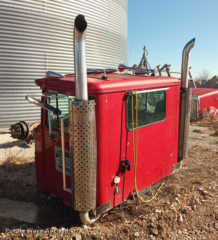 image for item KG9561 International  cab and hood