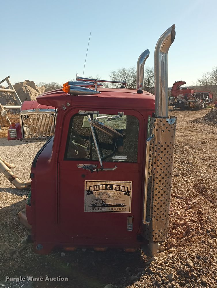 image for item KG9561 International  cab and hood