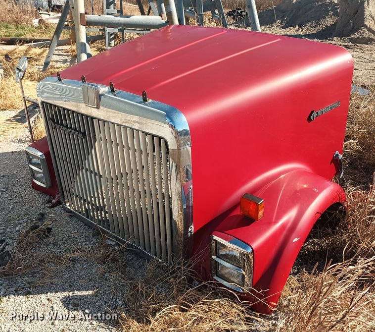 image for item KG9561 International  cab and hood