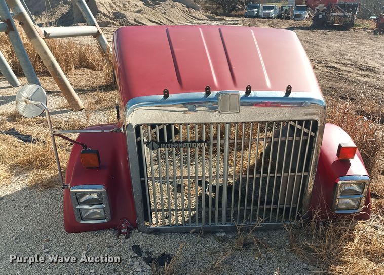 image for item KG9561 International  cab and hood