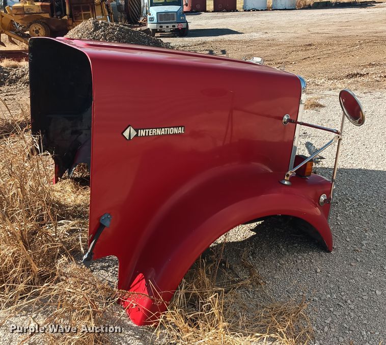 image for item KG9561 International  cab and hood