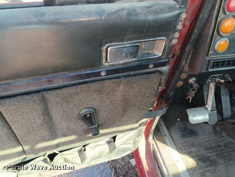 image for item KG9561 International  cab and hood