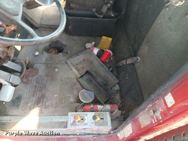 image for item KG9561 International  cab and hood