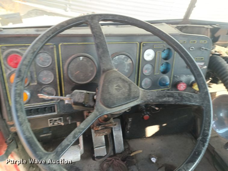 image for item KG9561 International  cab and hood