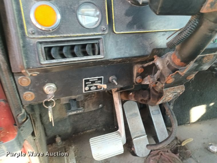 image for item KG9561 International  cab and hood