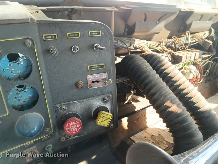 image for item KG9561 International  cab and hood