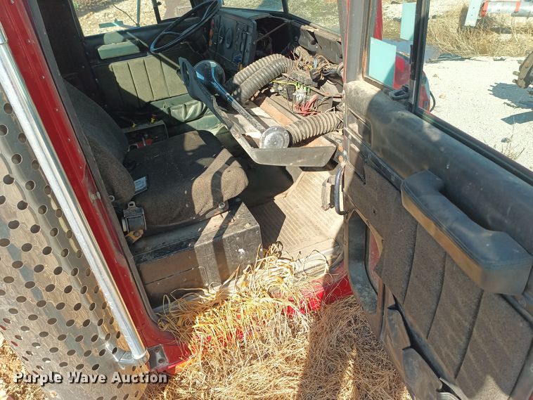 image for item KG9561 International  cab and hood