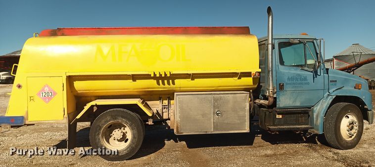 image for item KG9579 2001 Freightliner FL70  fuel truck