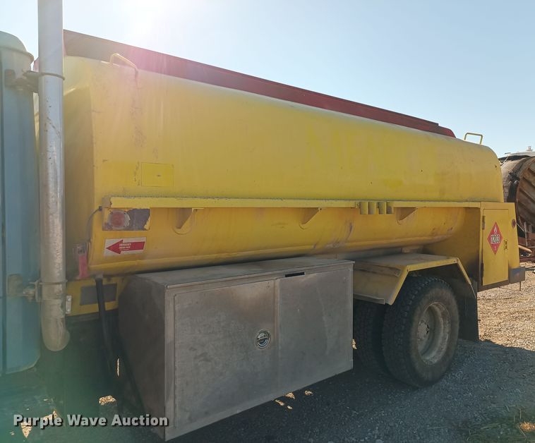 image for item KG9579 2001 Freightliner FL70  fuel truck