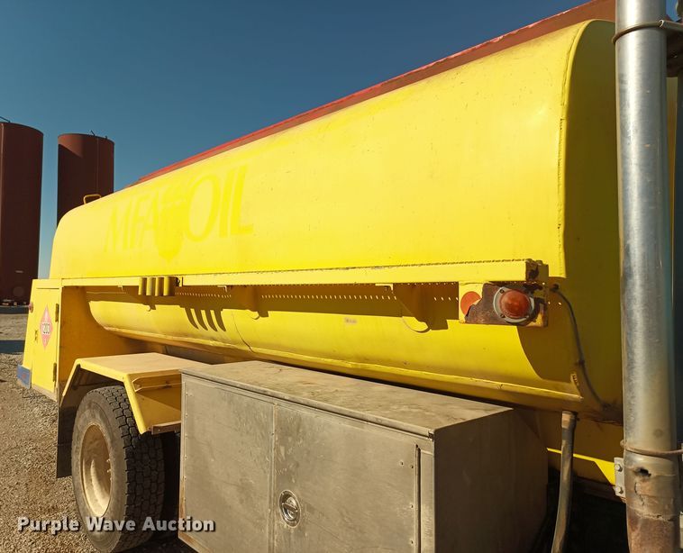 image for item KG9579 2001 Freightliner FL70  fuel truck