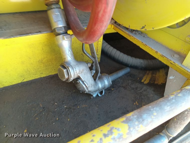 image for item KG9579 2001 Freightliner FL70  fuel truck