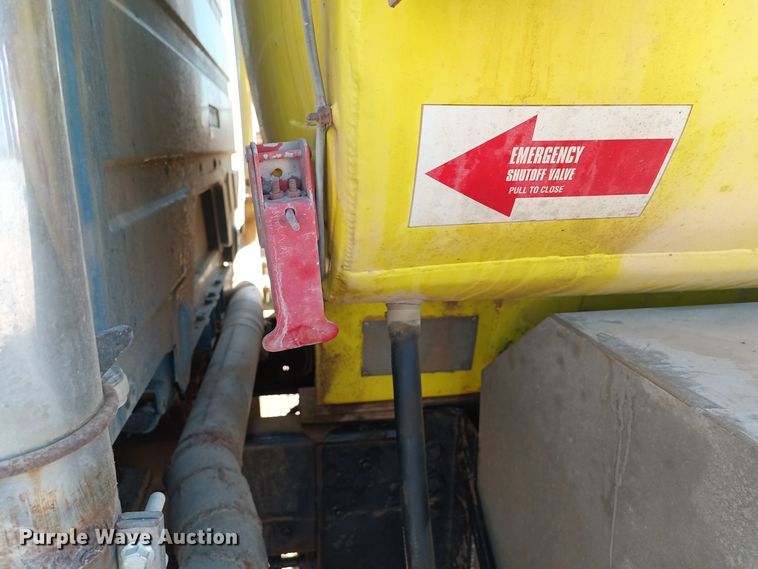 image for item KG9579 2001 Freightliner FL70  fuel truck