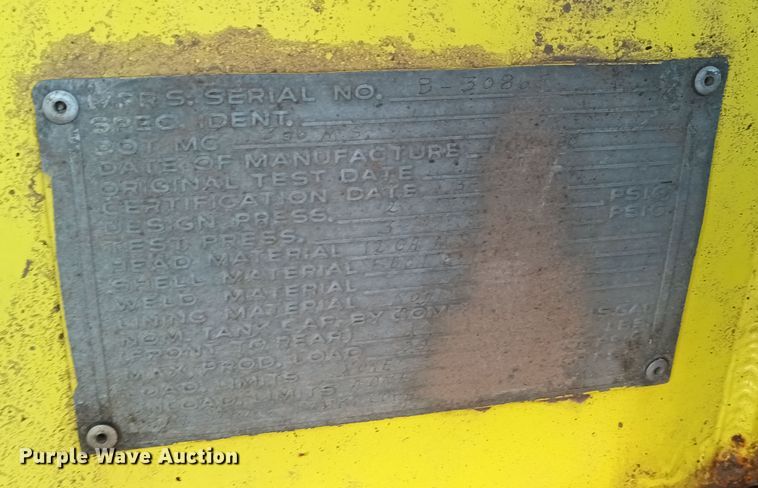 image for item KG9579 2001 Freightliner FL70  fuel truck