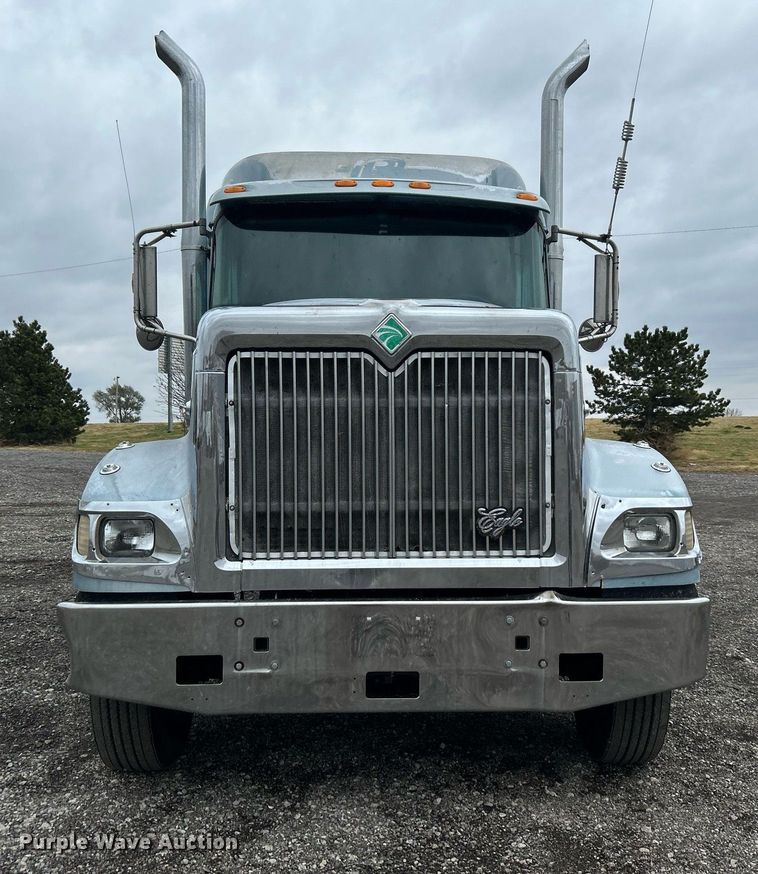 image for item KH9664 2000 International 9900i  semi truck