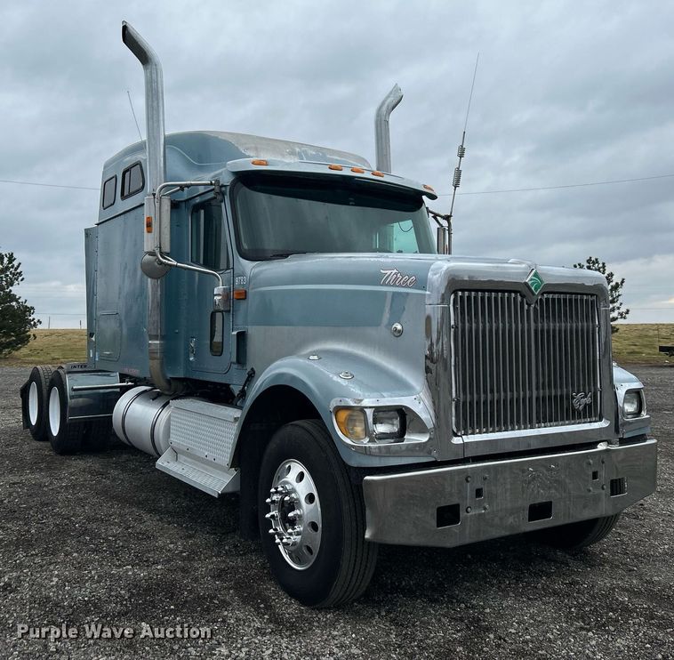 image for item KH9664 2000 International 9900i  semi truck