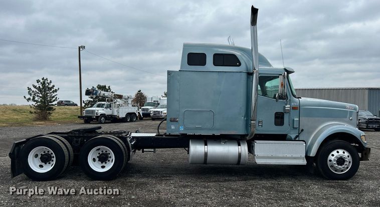 image for item KH9664 2000 International 9900i  semi truck