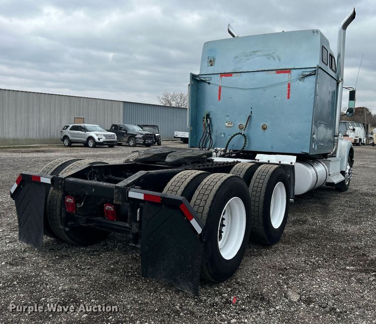 image for item KH9664 2000 International 9900i  semi truck