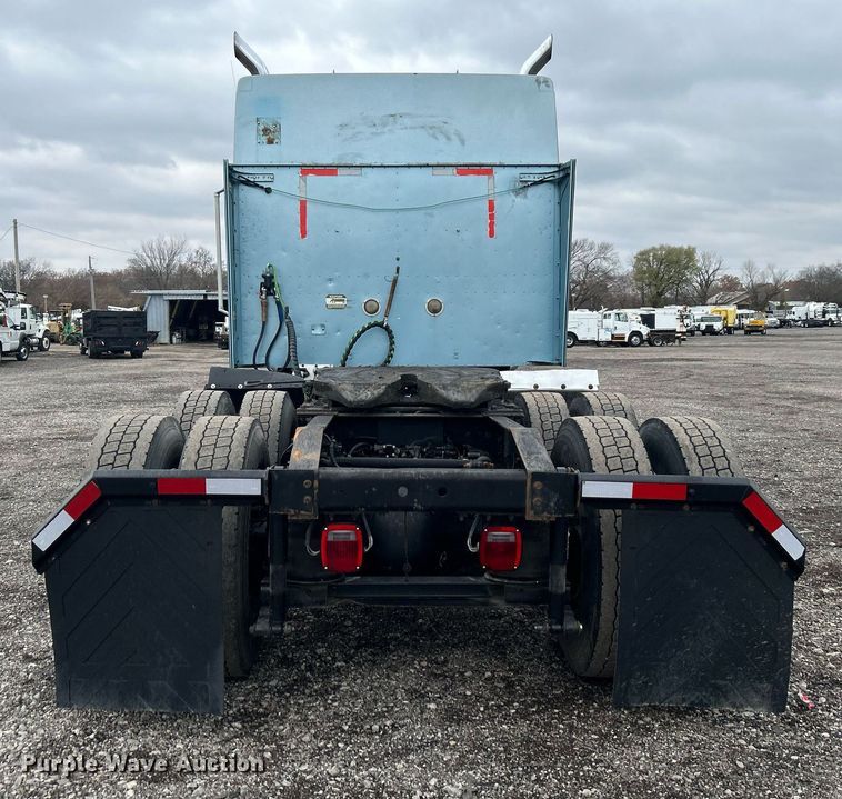 image for item KH9664 2000 International 9900i  semi truck