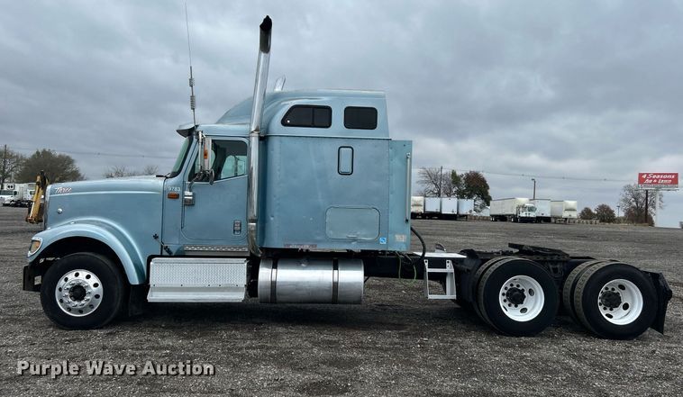 image for item KH9664 2000 International 9900i  semi truck