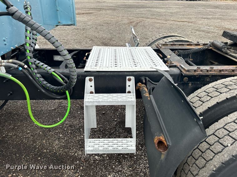 image for item KH9664 2000 International 9900i  semi truck