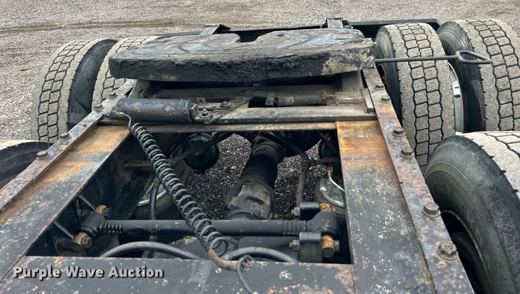 image for item KH9664 2000 International 9900i  semi truck