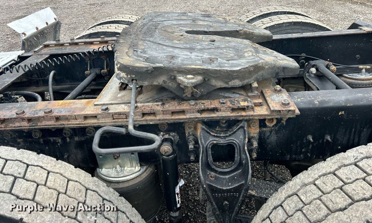 image for item KH9664 2000 International 9900i  semi truck